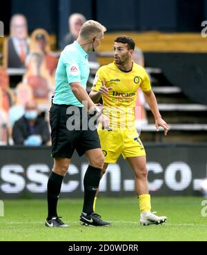 Scott Kashket (rechts) von Wycombe Wanderers spricht mit Schiedsrichter Graham Scott, nachdem sein Tor während des Sky Bet Championship-Spiels in Kenilworth Road, Luton, nicht mehr im Offside-Bereich liegt. Stockfoto