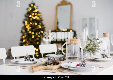 Serviert ein Weihnachtsessen oder Mittagessen in einem hellen Dekoriertes Wohnzimmer im Haus Stockfoto