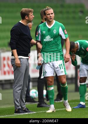 Bremen, Deutschland. Oktober 2020. Fußball: Bundesliga, Werder Bremen - Arminia Bielefeld, 3. Spieltag. Werder-Trainer Florian Kohlfeldt (l.) spricht mit Niclas Füllkrug während einer Spielunterbrechung. Kredit: Carmen Jaspersen/dpa - WICHTIGER HINWEIS: Gemäß den Bestimmungen der DFL Deutsche Fußball Liga und des DFB Deutscher Fußball-Bund ist es untersagt, im Stadion und/oder aus dem Spiel aufgenommene Aufnahmen in Form von Sequenzbildern und/oder videoähnlichen Fotoserien zu nutzen oder auszunutzen./dpa/Alamy Live News Stockfoto