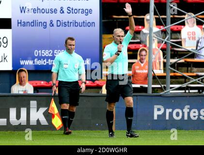 Schiedsrichter Graham Scott (rechts) lässt das von Scott Kashket (nicht abgebildet) erzielte Tor von Wycombe Wanderers wegen Offside während des Sky Bet Championship-Spiels in Kenilworth Road, Luton, nicht zu. Stockfoto