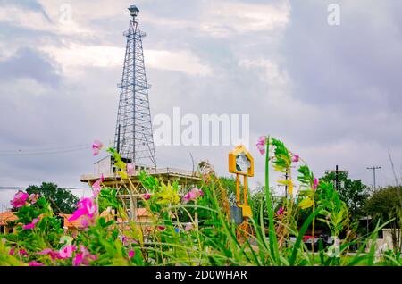 Das erste Offshore-Ölbohrloch steht auf der Brashear Avenue am 27. August 2020 in Morgan City, Louisiana. Stockfoto