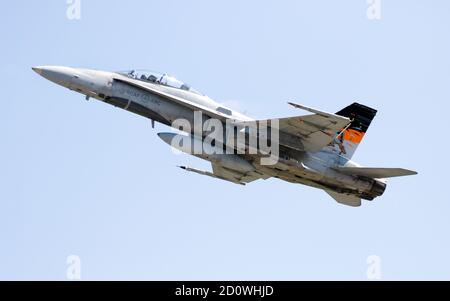 Eine bunt bemalte Royal Canadian Air Force (RCAF) CF-18 Hornet Auf der Airshow London 2020 Skydrive Stockfoto