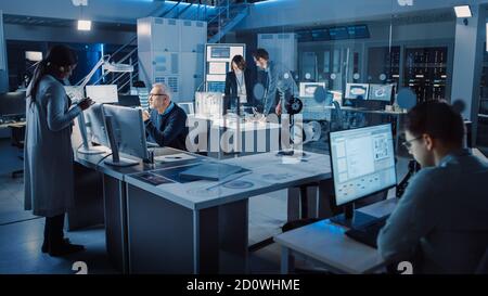 Vielfältiges internationales Team von Industrieingenieuren und Wissenschaftlern, die im Forschungslabor-Entwicklungszentrum arbeiten. Menschen, die an New Efficient arbeiten Stockfoto