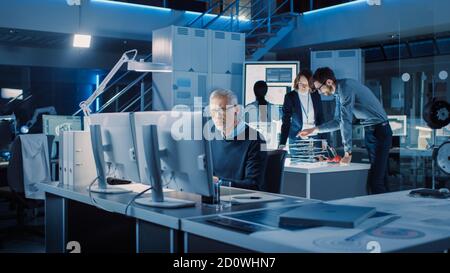 Vielfältiges internationales Team von Industrieingenieuren und Wissenschaftlern, die im Labor für Industrieentwicklung arbeiten. Gruppe von Fachleuten Stockfoto