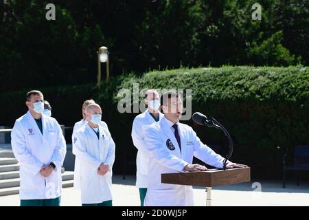 Dr. med. CDR Sean P. Conley, Arzt des Präsidenten, gab am Samstag, den 3. Oktober 2020, im Walter Reed National Military Medical Center in Bethesda, Maryland, einen aktuellen Stand über den Zustand des US-Präsidenten Donald J. Trump. Der Präsident ist bei Walter Reed zur Behandlung nach seinem Test positiv für COVID am Freitag.Quelle: Rod Lampey/Pool via CNP - Nutzung weltweit Stockfoto