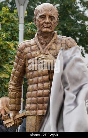 03. Oktober 2020, Sachsen-Anhalt, Dessau-Roßlau: Das lebensgroße Denkmal des ehemaligen sowjetischen Präsidenten Michail Gorbatschow steht zum Zeitpunkt der Enthüllung auf dem Marktplatz in Dessau-Roßlau. Das Bronzestatue des halleschen Künstlers Bernd Göbel wurde am selben Tag im Rahmen der Feierlichkeiten zum 30. Tag der Deutschen Einheit und zum Gedenken an die politischen Errungenschaften des Pioniers der deutschen Einheit enthüllt. Foto: Peter Endig/dpa-Zentralbild/dpa Stockfoto