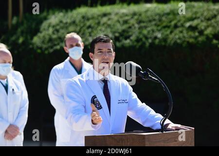 Dr. med. CDR Sean P. Conley, Arzt des Präsidenten, gab am Samstag, den 3. Oktober 2020, im Walter Reed National Military Medical Center in Bethesda, Maryland, einen aktuellen Stand über den Zustand des US-Präsidenten Donald J. Trump. Der Präsident ist bei Walter Reed zur Behandlung nach seinem Test positiv für COVID am Freitag.Quelle: Rod Lampey/Pool via CNP - Nutzung weltweit Stockfoto