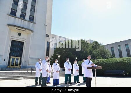 Bethesda, Vereinigte Staaten. Oktober 2020. Der Arzt von Präsident Donald Trump, Dr. Sean Conley, berichtet am Samstag, den 3. Oktober 2020, über den Zustand des Präsidenten im Walter Reed National Military Medical Center in Bethesda, Maryland. Conley sagte, Trump mache es "sehr gut". Der Präsident ist bei Walter Reed, nachdem er am Freitag positiv auf Coronavirus COVID-19 getestet hat. Foto von Rod Lampey/UPI Kredit: UPI/Alamy Live Nachrichten Stockfoto