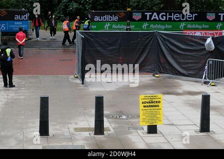 St James's Park, London, Großbritannien. 3. Okt 2020 Virgin Money London Marathon, die Strecke um den St James's Park für die Elite-Läufer. Kredit: Matthew Chattle/Alamy Live Nachrichten Stockfoto