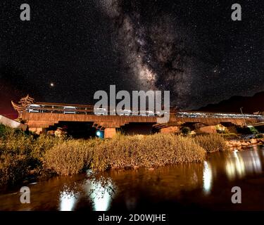 Milchstraße über der alten Brücke im Dorf Anren, China Stockfoto