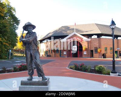 Ikonische Sandlot Kid Statue, die in seiner neuen 2020 glänzt Lage näher Doubleday Field in diesem touristischen Dorf und Haus Zur Baseball Hall of Fame Stockfoto