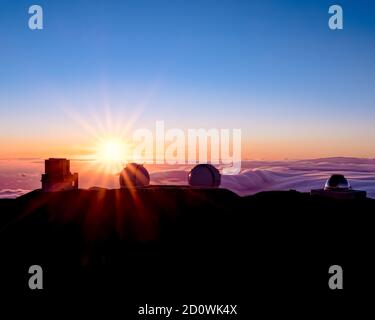 Auf dem Gipfel des mauna Kea gibt es viele Teleskope der Weltklasse und die Aussicht ist wunderschön. Stockfoto