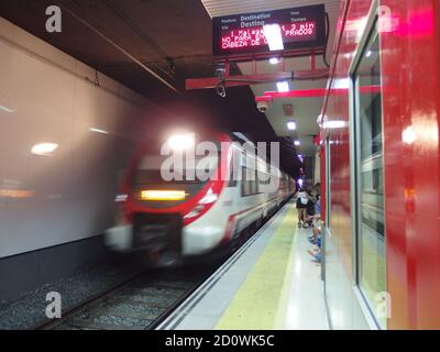 RENFE cercanias Zug Ankunft in Fuengirola Station. Provinz Málaga, Andalusien, Spanien. Stockfoto