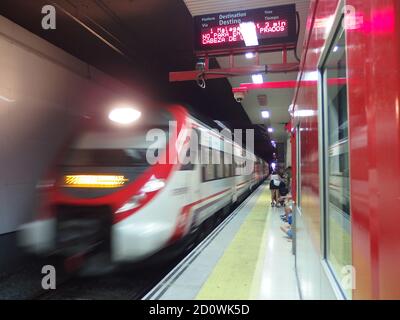 RENFE cercanias Zug Ankunft in Fuengirola Station. Provinz Málaga, Andalusien, Spanien. Stockfoto