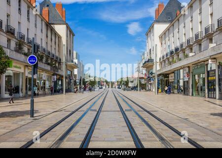 Wenige Menschen auf der Rue National Haupteinkaufsstraße in Tours, Indre-et-Loire (37), Frankreich, während der Covid-19 Pandemie. Stockfoto