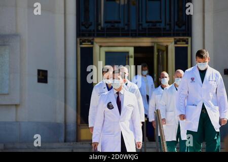 Bethesda, Vereinigte Staaten. Oktober 2020. Der Arzt von Präsident Donald Trump, Dr. Sean Conley (L), berichtet am Samstag, den 3. Oktober 2020, über den Zustand des Präsidenten im Walter Reed National Military Medical Center in Bethesda, Maryland. Conley sagte, Trump mache es "sehr gut". Der Präsident ist bei Walter Reed, nachdem er am Freitag positiv auf Coronavirus COVID-19 getestet hat. Foto von Rod Lampey/UPI Kredit: UPI/Alamy Live Nachrichten Stockfoto