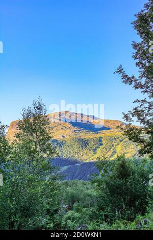 Wunderschönes Sonnenaufgangspanorama Norwegen, Hemsedal Skicenter mit Bergen in Hemsedalis, Viken. Stockfoto