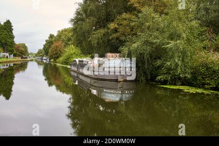 Eine große Großbeam Wartung Barge in Sale, Manchester auf dem privaten Bridgewater Canal vertäut Stockfoto