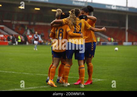 Walsall, Großbritannien. Mai 2020. Everton-Spieler feiern Hayley Rasos Tor während des FA Women's Super League-Spiels zwischen Aston Villa und Everton im Bank's Stadium in Birmingham. Kieran Riley/SSP Credit: SPP Sport Press Photo. /Alamy Live Nachrichten Stockfoto