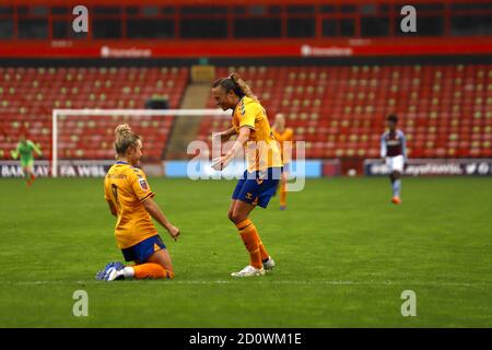 Walsall, Großbritannien. Mai 2020. Claire Emslie feiert mit Izzy Christiansen, nachdem sie beim FA Women's Super League Spiel zwischen Aston Villa und Everton im Bank's Stadium in Birmingham Punkten. Kieran Riley/SSP Credit: SPP Sport Press Photo. /Alamy Live Nachrichten Stockfoto