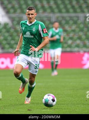 Bremen, Deutschland. Oktober 2020. Fußball: Bundesliga, Werder Bremen - Arminia Bielefeld, 3. Spieltag. Werders Maximilian Eggestein auf dem Ball. Kredit: Carmen Jaspersen/dpa - WICHTIGER HINWEIS: Gemäß den Bestimmungen der DFL Deutsche Fußball Liga und des DFB Deutscher Fußball-Bund ist es untersagt, im Stadion und/oder aus dem Spiel aufgenommene Aufnahmen in Form von Sequenzbildern und/oder videoähnlichen Fotoserien zu nutzen oder auszunutzen./dpa/Alamy Live News Stockfoto