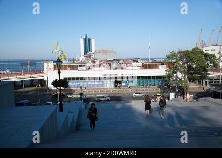 ODESSA / UKRAINE - 22. SEPTEMBER 2018: Blick auf den Hafen Stockfoto