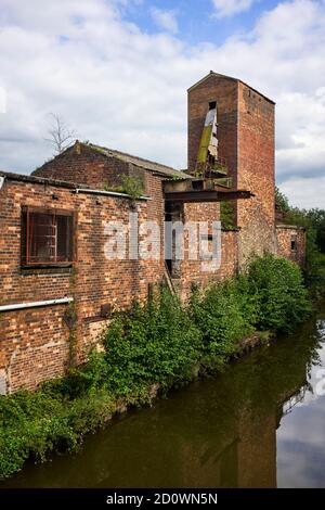 Eine ausgediente und herunterfallende Fabrik auf dem Trent und Mersey Kanal in Stoke on Trent Stockfoto