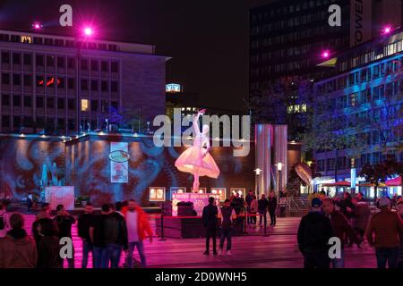 Nächtliche Szenerie der PRIMA BALLERINA, Außenbeleuchtung Installationskunst mit Tänzerin mit Ballettanzug für Festival of Light am Kennedyplatz in Essen Stockfoto