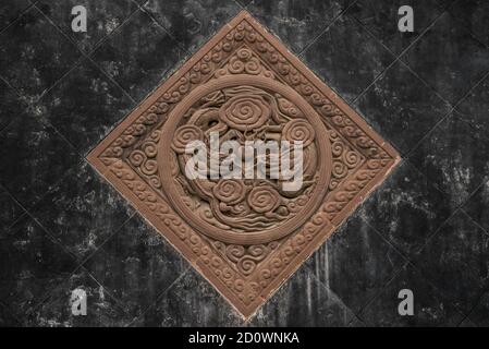 Drachenrobbe in der Nähe eines Tempels in China. Stockfoto