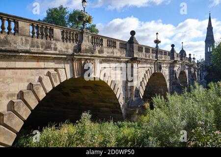 Die englische Brücke über den Fluss Severn in Shrewsbury, Shropshire, Großbritannien Stockfoto