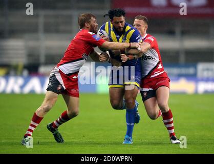 Ben Murdock-Masila von Warrington Wolves wurde von Kris Welham (links) und Kevin Brown (rechts) von Salford Red Devils während des Coral Challenge Cup, Halbfinale im Totally Wicked Stadium, St. Helens, angegangen. Stockfoto