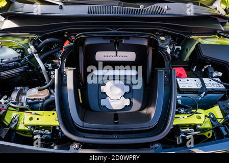 Prag, Tschechische republik - 02. Oktober 2020. Gelbgrüne elektrische Honda E - Motorteil unter der Motorhaube Stockfoto