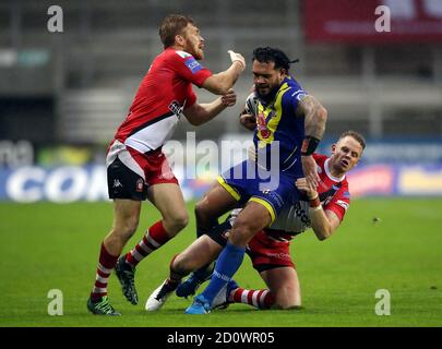 Ben Murdock-Masila von Warrington Wolves wurde von Kris Welham (links) und Kevin Brown (rechts) von Salford Red Devils während des Coral Challenge Cup, Halbfinale im Totally Wicked Stadium, St. Helens, angegangen. Stockfoto