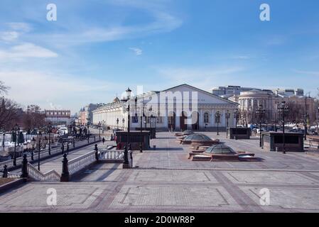 Moskau, Russland - 02. April 2014: Blick auf die Manege vom Manezhnaya-Platz Stockfoto