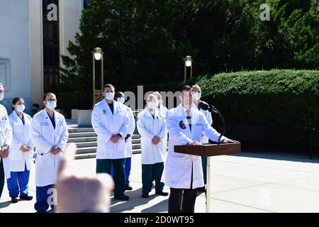 Dr. med. CDR Sean P. Conley, Arzt des Präsidenten, gab am Samstag, den 3. Oktober 2020, im Walter Reed National Military Medical Center in Bethesda, Maryland, einen aktuellen Stand über den Zustand des US-Präsidenten Donald J. Trump. Der Präsident ist bei Walter Reed zur Behandlung nach seinem Test positiv für COVID am Freitag.Quelle: Rod Lampey/Pool via CNP/MediaPunch Stockfoto