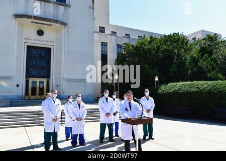 Dr. med. CDR Sean P. Conley, Arzt des Präsidenten, gab am Samstag, den 3. Oktober 2020, im Walter Reed National Military Medical Center in Bethesda, Maryland, einen aktuellen Stand über den Zustand des US-Präsidenten Donald J. Trump. Der Präsident ist bei Walter Reed zur Behandlung nach seinem Test positiv für COVID am Freitag.Quelle: Rod Lampey/Pool via CNP/MediaPunch Stockfoto