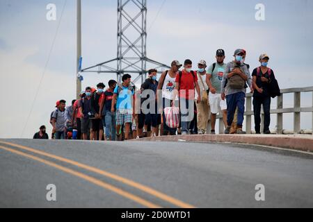 Izabal. Oktober 2020. Eine Gruppe von Migranten überquert eine Brücke in Guatemala, 2. Oktober 2020. Mindestens 3,000 Migranten verließen die honduranische Stadt San Pedro Sula am Mittwoch und betraten am Donnerstag das guatemaltekische Territorium, nachdem sie einen Polizeizaun an der Grenze durchbrochen hatten. Dies ist die erste große Karawane, die Honduras während der Pandemie verlässt. Quelle: Xinhua/Alamy Live News Stockfoto