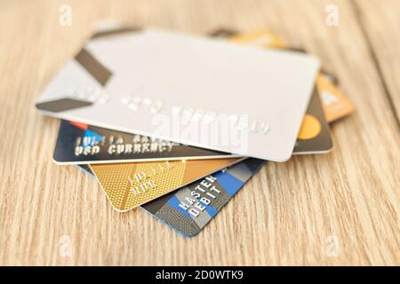 Kreditkarten auf Holztisch, Finanzen, Geld Stockfoto