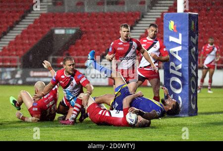 Ben Murdock-Masila von Warrington Wolves erzielt beim Coral Challenge Cup, dem Halbfinale im Totally Wicked Stadium, St. Helens, den dritten Versuch seiner Seite. Stockfoto