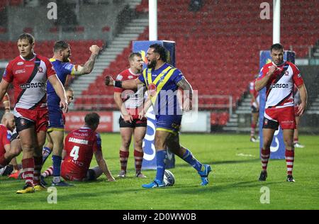 Ben Murdock-Masila von Warrington Wolves (Mitte) feiert den dritten Versuch seiner Seite während des Coral Challenge Cup, Halbfinale im Totally Wicked Stadium, St. Helens. Stockfoto