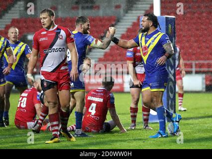 Ben Murdock-Masila von Warrington Wolves (rechts) feiert den dritten Spielversuch seiner Seite während des Coral Challenge Cup, Halbfinale im Totally Wicked Stadium, St. Helens. Stockfoto