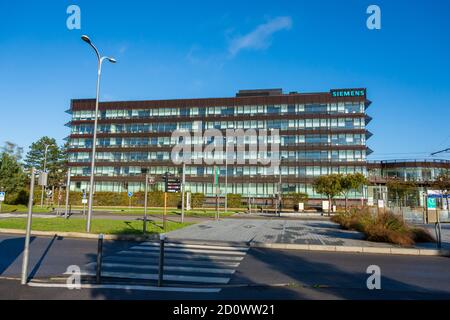 VELIZY-VILLACOUBLAY, FRANKREICH - 3. OKTOBER 2020: Fassade des Siemens-Gebäudes in Velizy-Villacoublay, Frankreich, F&E-Zentrum für Gebäude Technologien Stockfoto