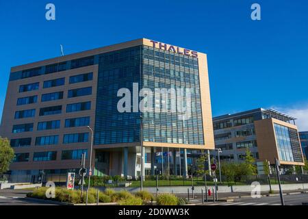 VELIZY-VILLACOUBLAY, FRANKREICH - 3. OKTOBER 2020: Fassade des Gebäudes von Thales Global Services, Tochtergesellschaft von Thales, Elektronikkonzern Stockfoto