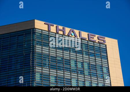 VELIZY-VILLACOUBLAY, FRANKREICH - 3. OKTOBER 2020: Fassade des Gebäudes von Thales Global Services, Tochtergesellschaft von Thales, Elektronikkonzern Stockfoto