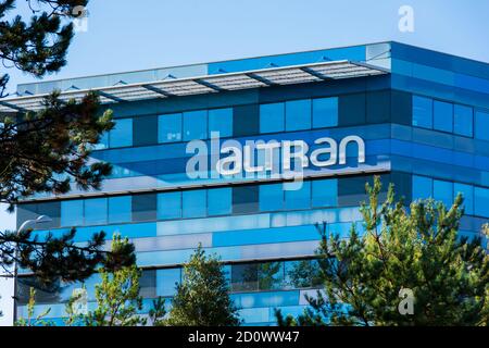 VELIZY-VILLACOUBLAY, FRANKREICH - 3. OKTOBER 2020: Fassade des Hauptgebäudes von Altran Technologies, einem globalen Innovations- und Ingenieurbüro Stockfoto