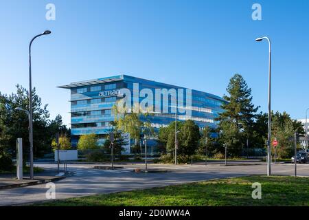 VELIZY-VILLACOUBLAY, FRANKREICH - 3. OKTOBER 2020: Fassade des Hauptgebäudes von Altran Technologies, einem globalen Innovations- und Ingenieurbüro Stockfoto