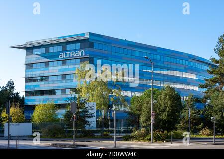 VELIZY-VILLACOUBLAY, FRANKREICH - 3. OKTOBER 2020: Fassade des Hauptgebäudes von Altran Technologies, einem globalen Innovations- und Ingenieurbüro Stockfoto