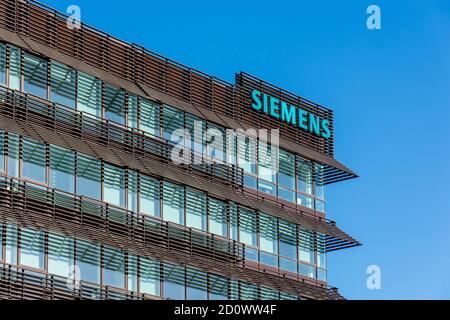 VELIZY-VILLACOUBLAY, FRANKREICH - 3. OKTOBER 2020: Fassade des Siemens-Gebäudes in Velizy-Villacoublay, Frankreich, F&E-Zentrum für Gebäude Technologien Stockfoto