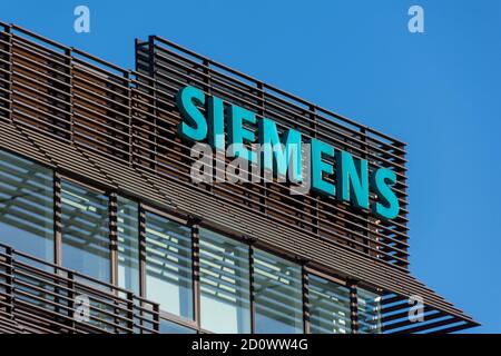 VELIZY-VILLACOUBLAY, FRANKREICH - 3. OKTOBER 2020: Fassade des Siemens-Gebäudes in Velizy-Villacoublay, Frankreich, F&E-Zentrum für Gebäude Technologien Stockfoto