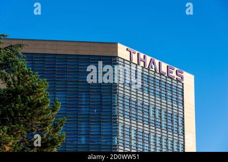 VELIZY-VILLACOUBLAY, FRANKREICH - 3. OKTOBER 2020: Fassade des Gebäudes von Thales Global Services, Tochtergesellschaft von Thales, Elektronikkonzern Stockfoto